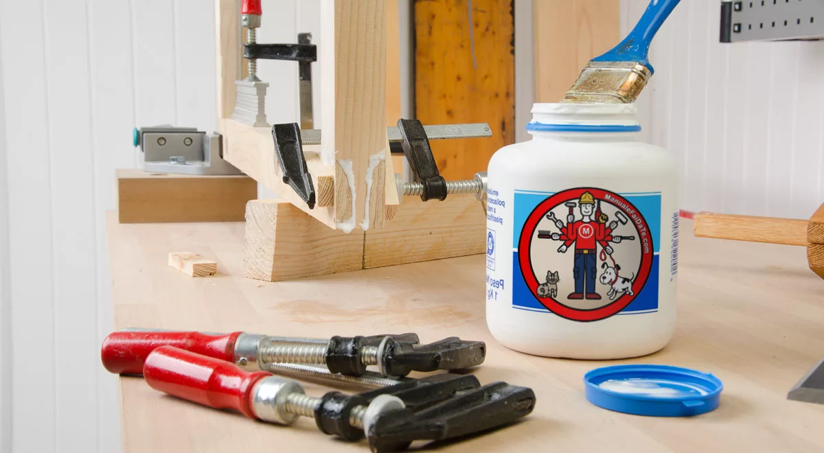 Glue the wooden parts