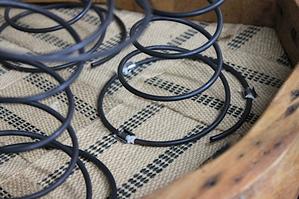 Springs sewn on the seat straps