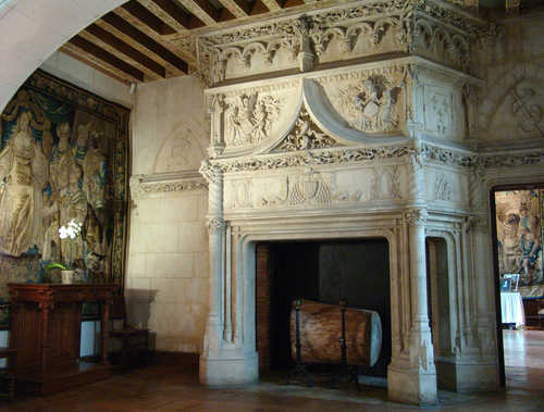 The first chimneys leaning against the wall