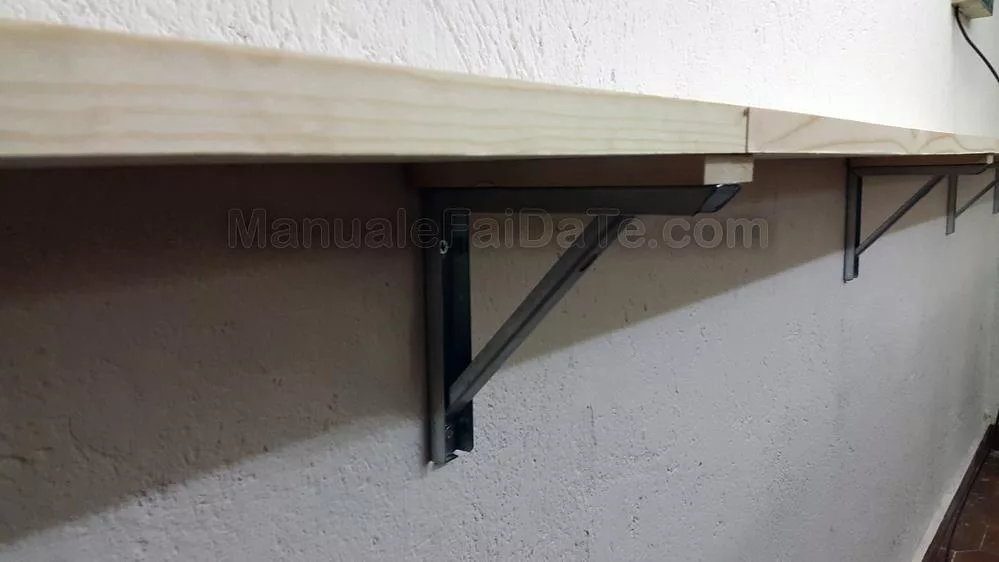Fix a shelf to the wall