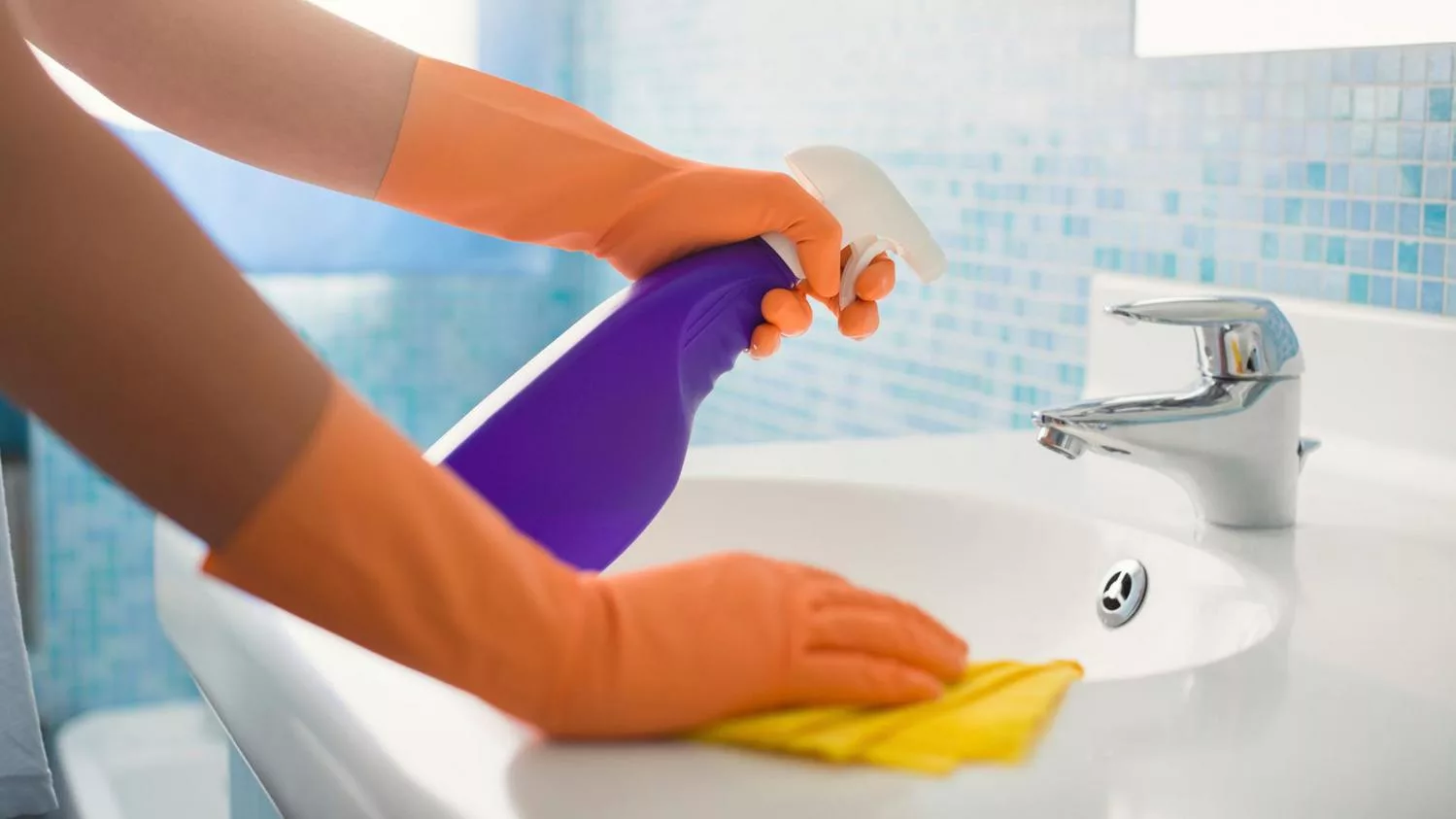 Cleaning of the sink and bidet