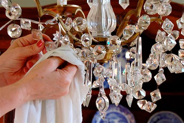 How to clean the chandeliers