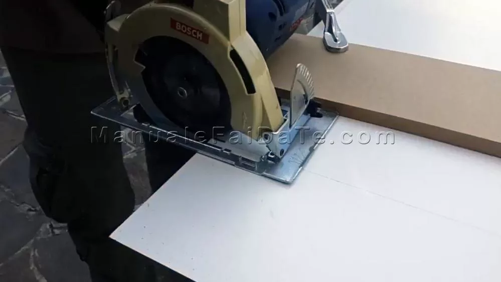 Circular saw cutting with guide