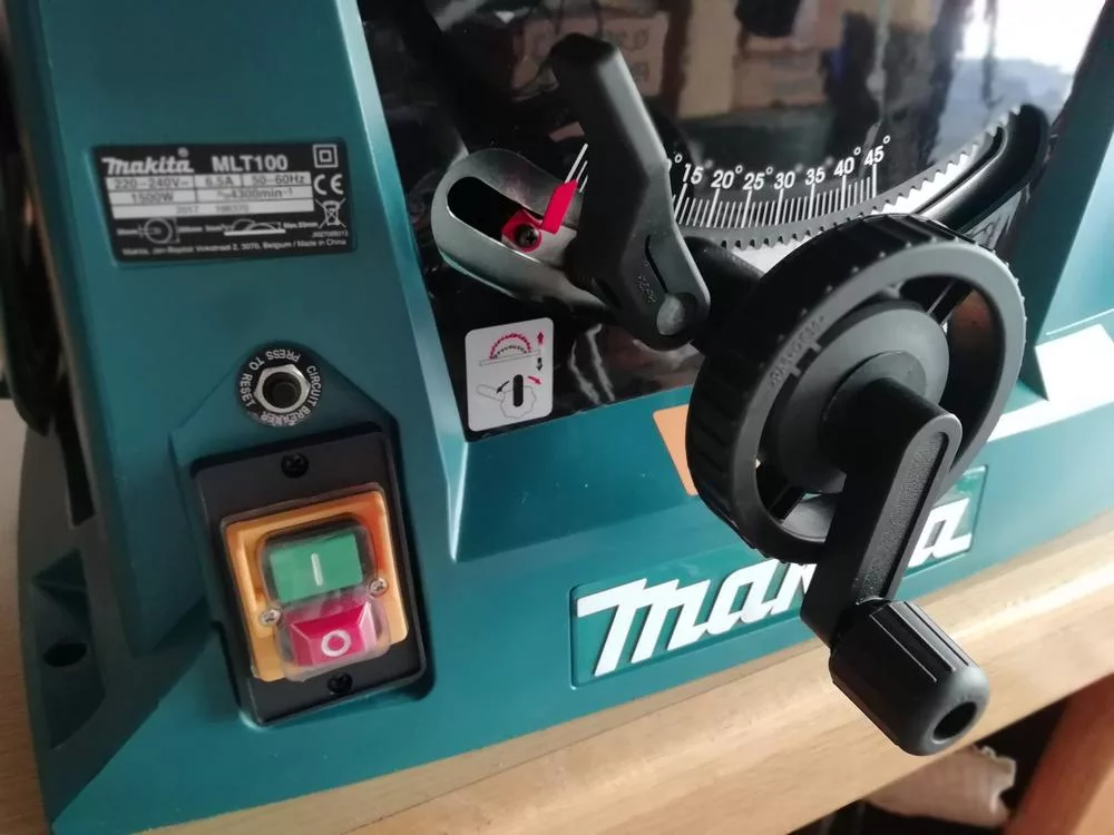 Makita MLT100 saw bench